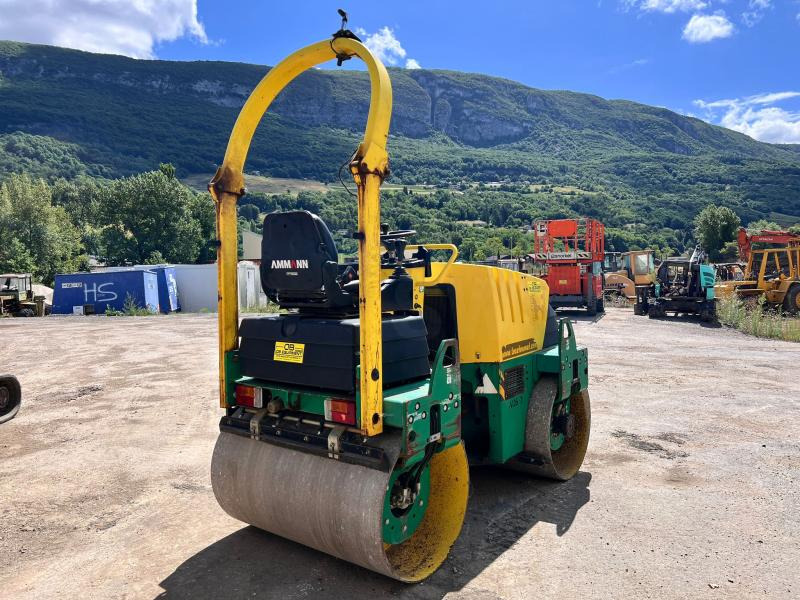Ammann COMPACTEUR AV26-2 ROULEAU TANDEM VIBRANT ARTICULÉ - Kleine Walze: das Bild 4 Ammann COMPACTEUR AV26-2 ROULEAU TANDEM VIBRANT ARTICULÉ - Kleine Walze: das Bild 4
