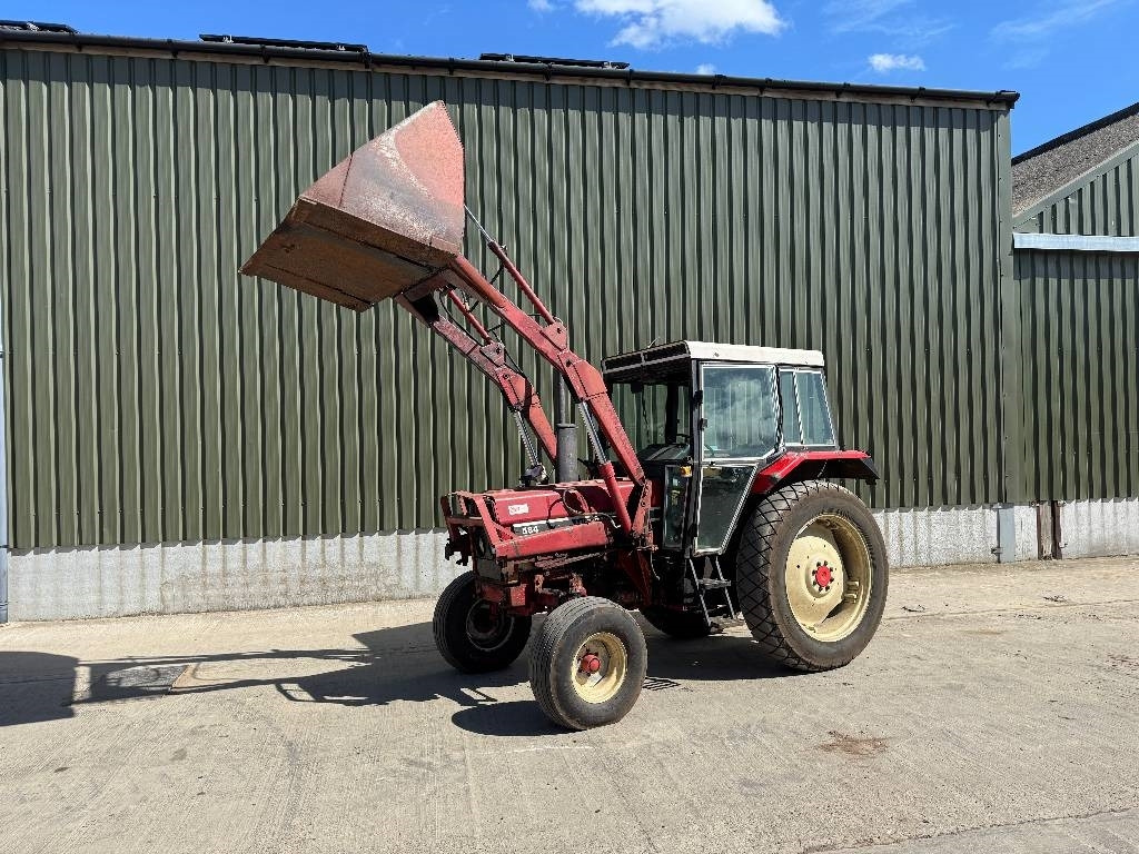 International 584 c/w International Loader - Traktor: das Bild 1 International 584 c/w International Loader - Traktor: das Bild 1