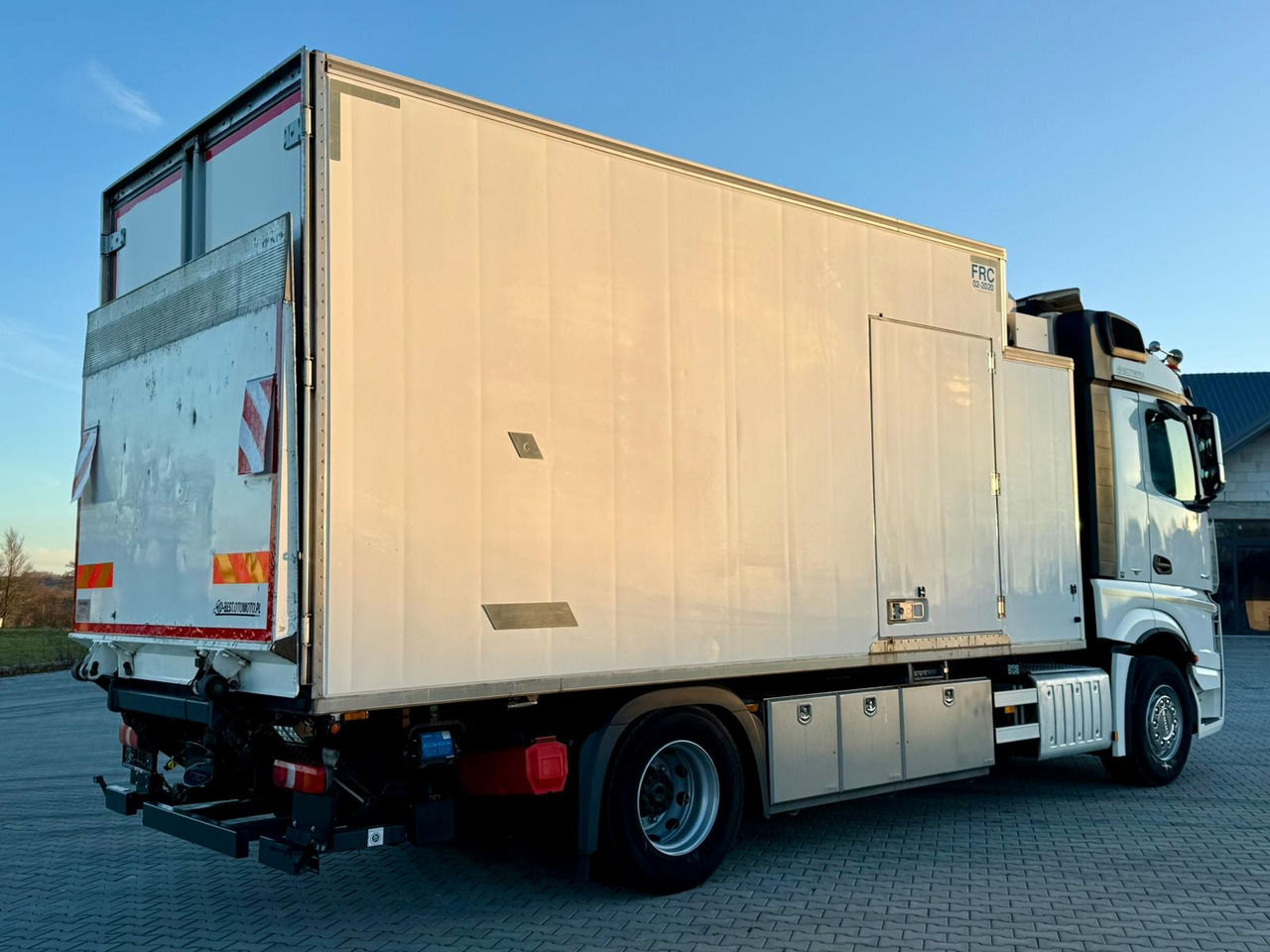 MERCEDES-BENZ ACTROS 1840 / CHŁODNIA / WINDA / 15 EUROPALET / 6.10 M DŁUGOŚCI / DUŻA KABINA / AUTOMAT / SPROWADZONY / SERWISOWANY / EURO 6 - Kühlkoffer LKW: das Bild 3 MERCEDES-BENZ ACTROS 1840 / CHŁODNIA / WINDA / 15 EUROPALET / 6.10 M DŁUGOŚCI / DUŻA KABINA / AUTOMAT / SPROWADZONY / SERWISOWANY / EURO 6 - Kühlkoffer LKW: das Bild 3