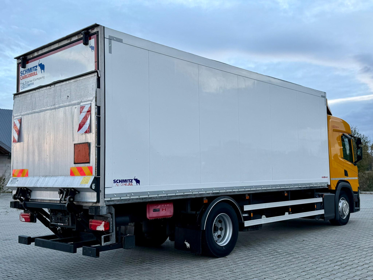 SCANIA P220 / IZOTERMA / WINDA / SCHMITZ / 18 PALET / SILNIK 6 / SYPIALKA / 2019 ROK / NISKI PRZEBIEG - Isotherm LKW: das Bild 4 SCANIA P220 / IZOTERMA / WINDA / SCHMITZ / 18 PALET / SILNIK 6 / SYPIALKA / 2019 ROK / NISKI PRZEBIEG - Isotherm LKW: das Bild 4