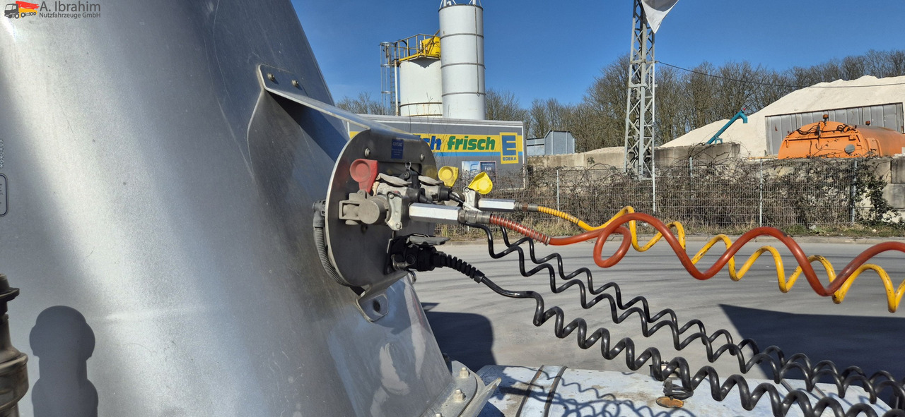 O.M.E.P.S Unfall, voll fahrbereit 35 cbm - Siloauflieger: das Bild 2 O.M.E.P.S Unfall, voll fahrbereit 35 cbm - Siloauflieger: das Bild 2