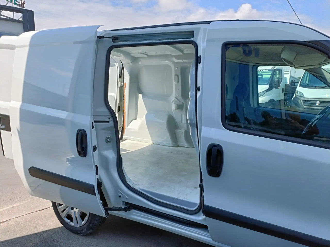 FIAT DOBLO CARGO 1.3 MJT SX - Kastenwagen: das Bild 3 FIAT DOBLO CARGO 1.3 MJT SX - Kastenwagen: das Bild 3