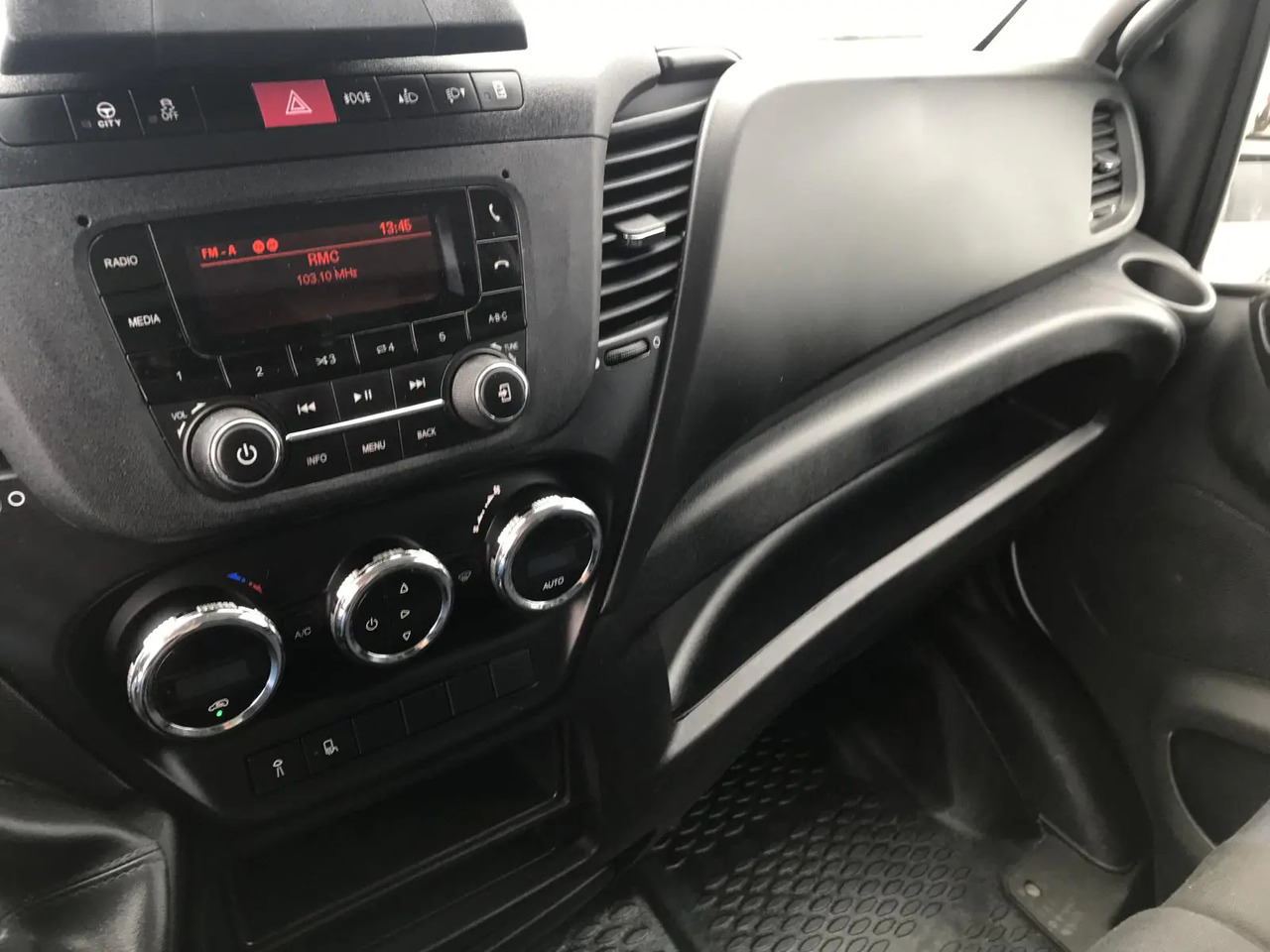IVECO DAILY 35C16 CC 3000 - Planen Transporter: das Bild 5 IVECO DAILY 35C16 CC 3000 - Planen Transporter: das Bild 5