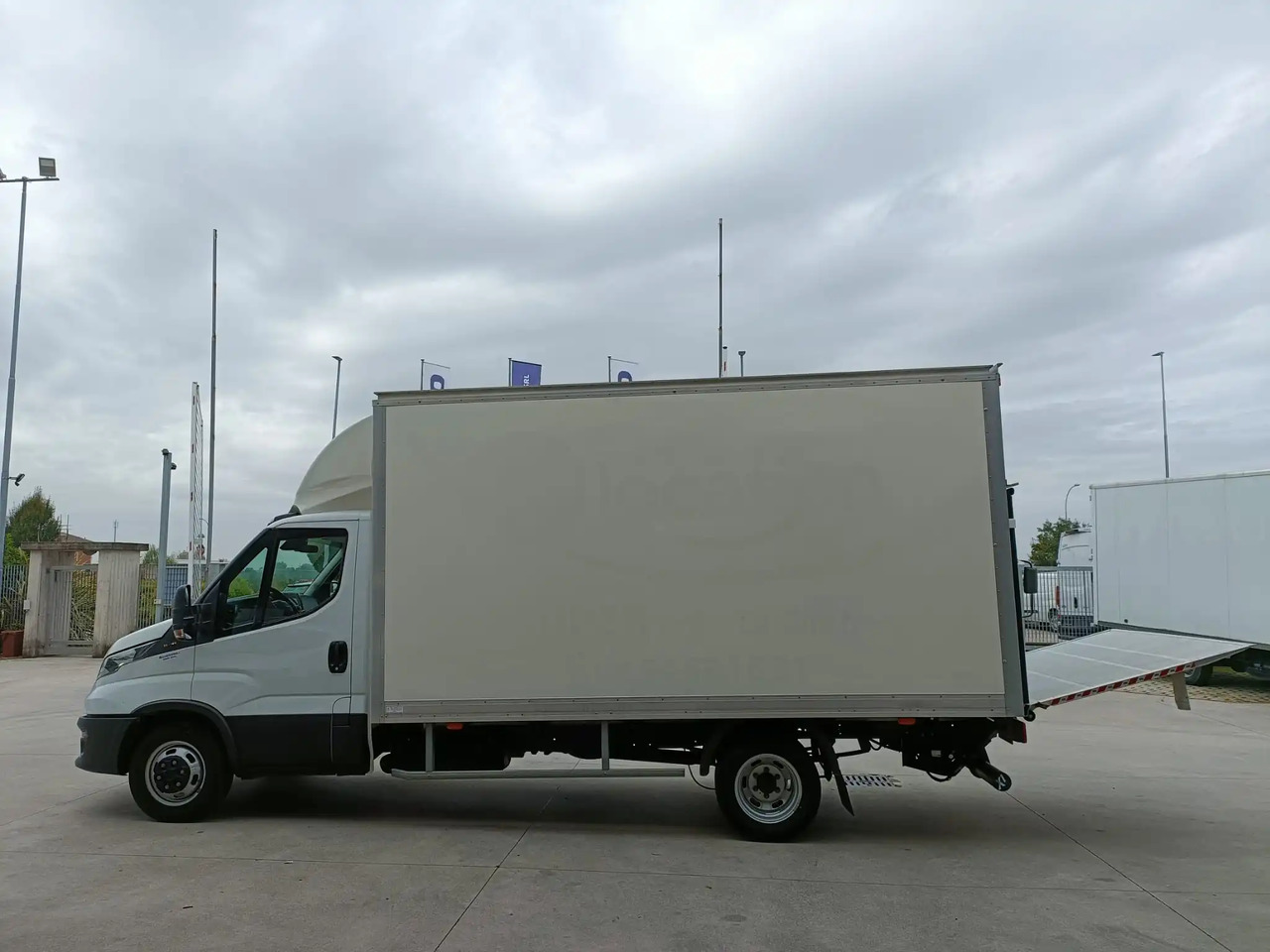IVECO DAILY 35C16 - Koffer Transporter: das Bild 2 IVECO DAILY 35C16 - Koffer Transporter: das Bild 2
