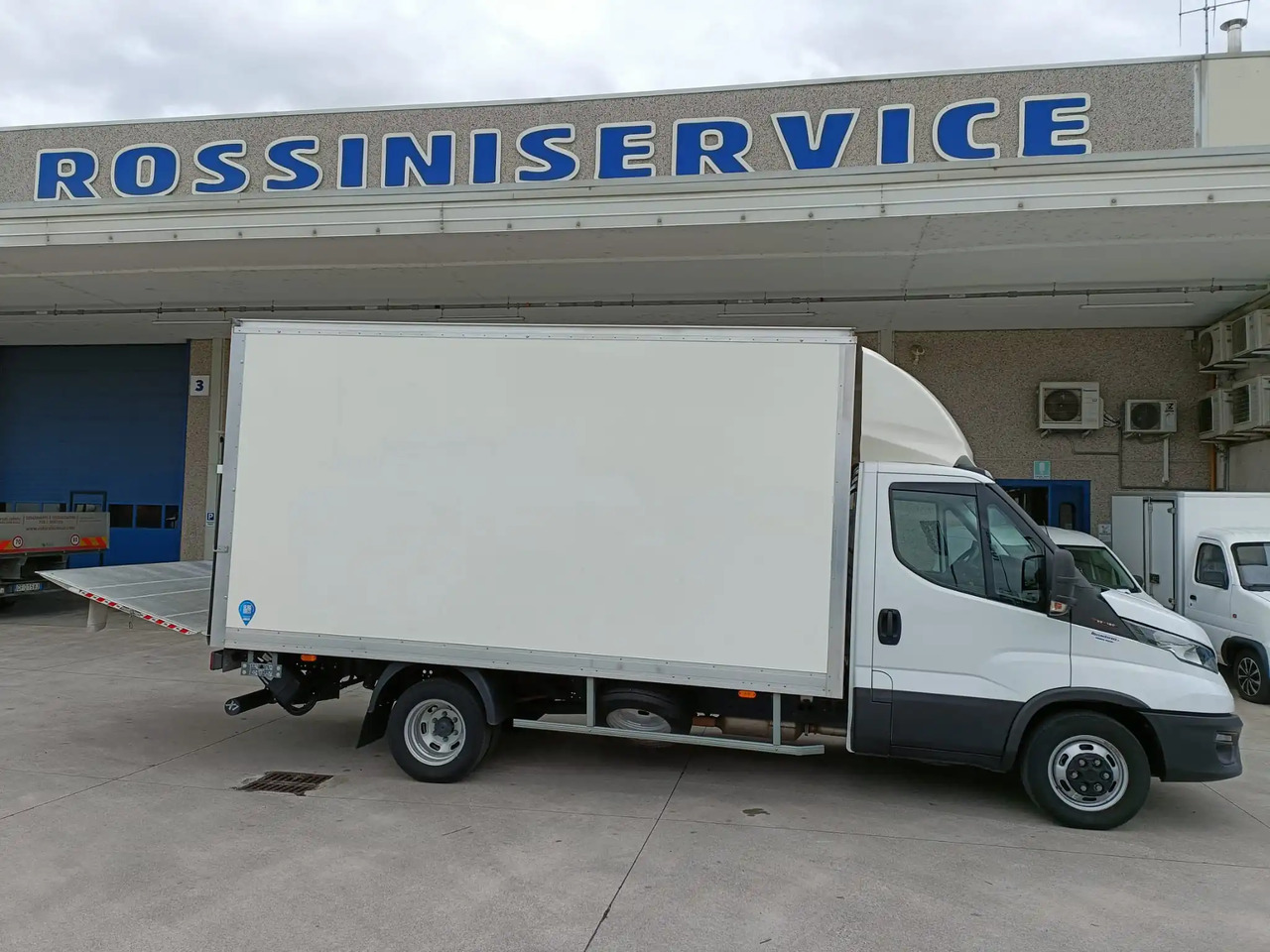 IVECO DAILY 35C16 - Koffer Transporter: das Bild 4 IVECO DAILY 35C16 - Koffer Transporter: das Bild 4