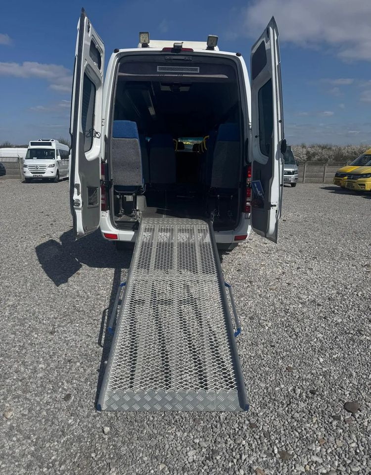 Kleinbus, Personentransporter Mercedes-Benz Sprinter 519: das Bild 20