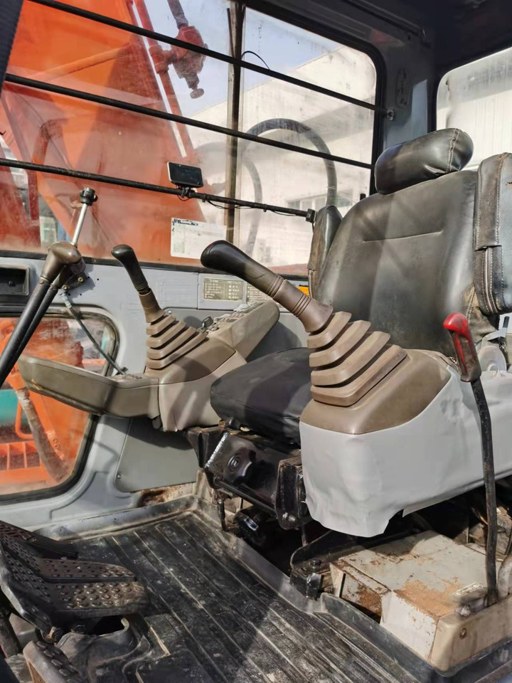 HITACHI EX120-2 - Kettenbagger: das Bild 5 HITACHI EX120-2 - Kettenbagger: das Bild 5