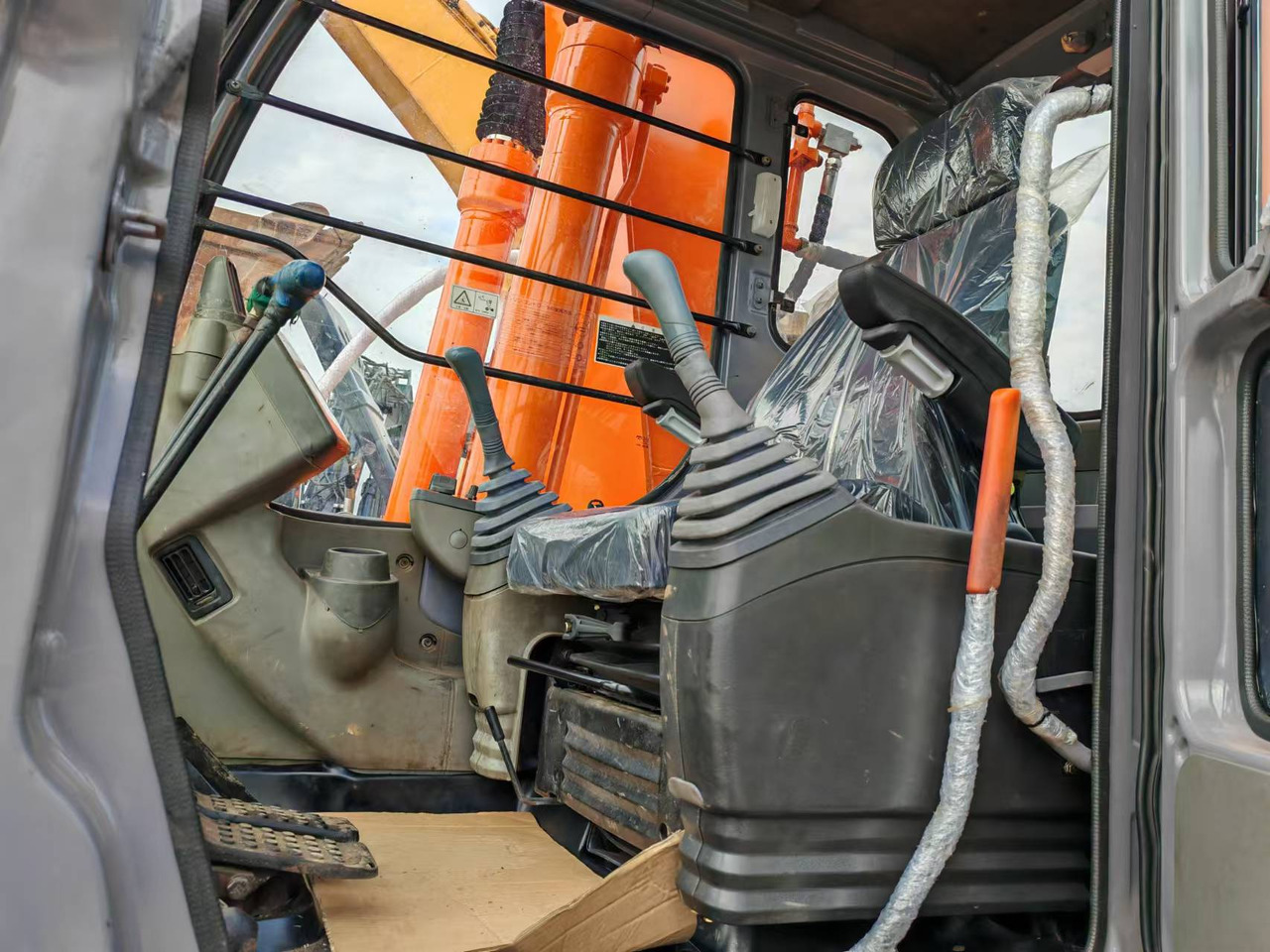 HITACHI ZX200 - Kettenbagger: das Bild 4 HITACHI ZX200 - Kettenbagger: das Bild 4