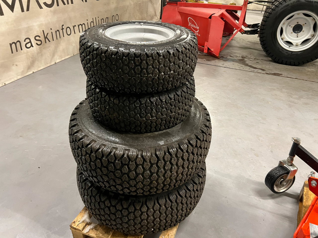 Dekk passer Massey Ferguson 1525 - Komplettrad für Traktor: das Bild 1 Dekk passer Massey Ferguson 1525 - Komplettrad für Traktor: das Bild 1