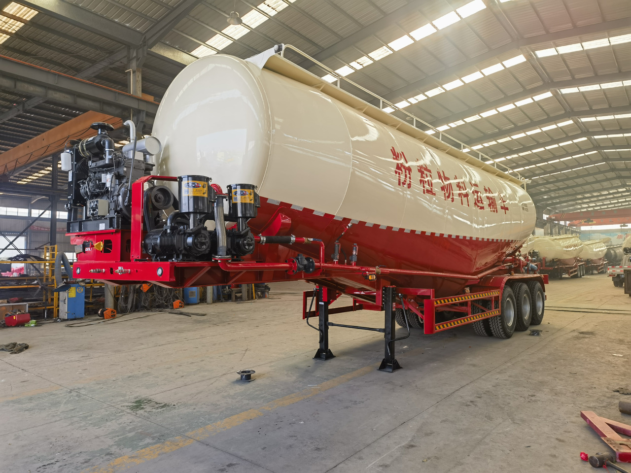 JSIE JSIE9404GFL - Tankauflieger: das Bild 2 JSIE JSIE9404GFL - Tankauflieger: das Bild 2