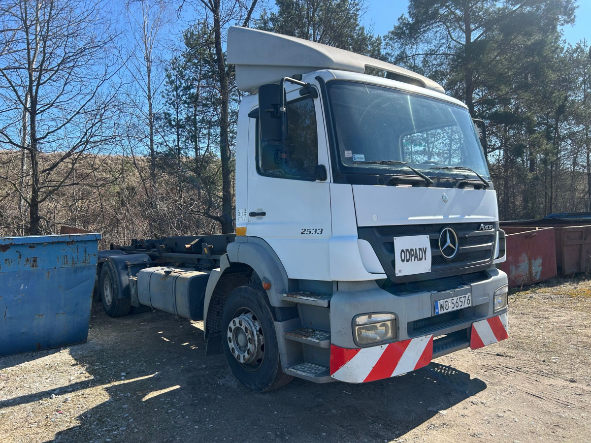 Abrollkipper MERCEDES BENZ AXOR HAKOWIEC: das Bild 1
