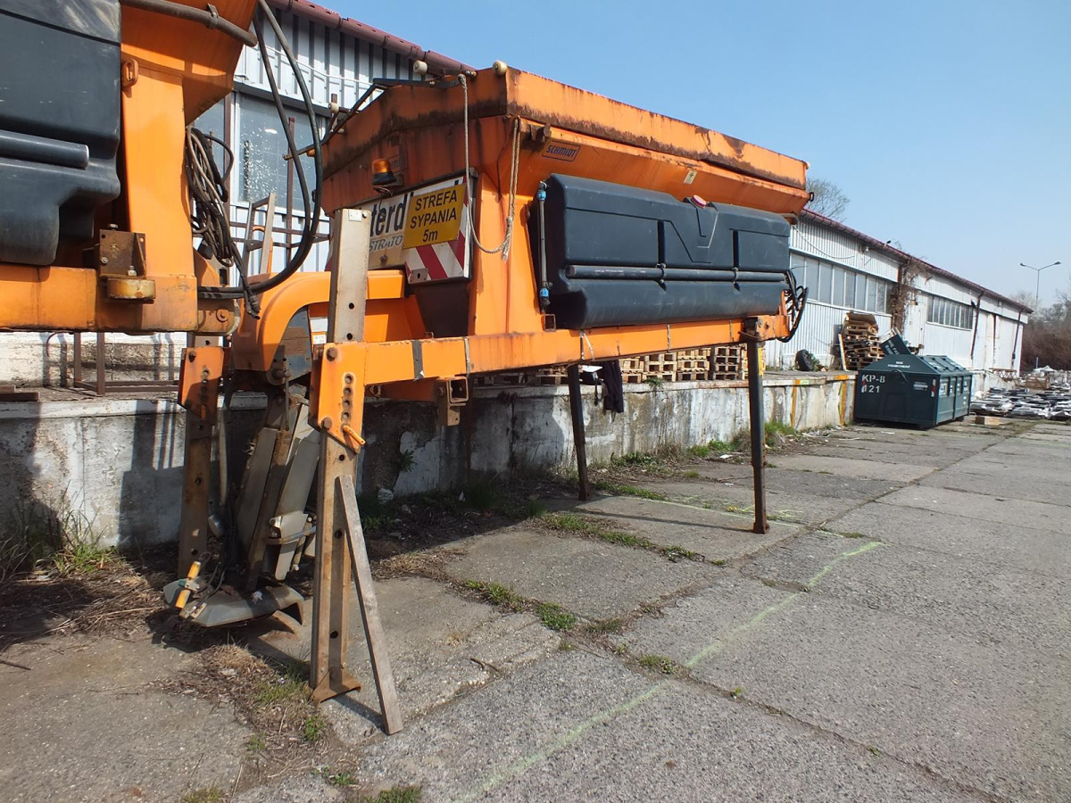 Zabudowa piaskarki SCHMIDT STRATOS S40-36 - 2003 - 4m3 - Napęd z pojazdu - Salzstreuer: das Bild 4 Zabudowa piaskarki SCHMIDT STRATOS S40-36 - 2003 - 4m3 - Napęd z pojazdu - Salzstreuer: das Bild 4