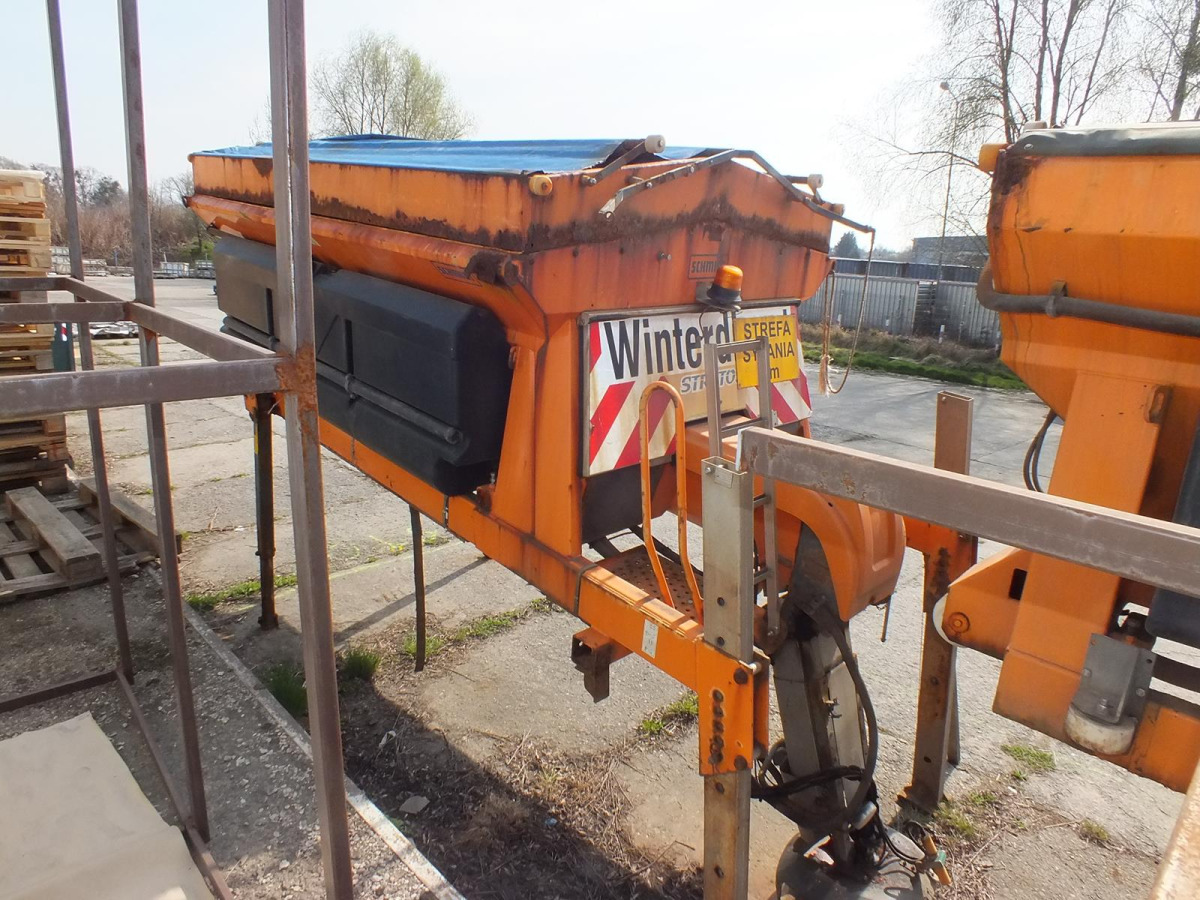 Zabudowa piaskarki SCHMIDT STRATOS S40-36 - 2003 - 4m3 - Napęd z pojazdu - Salzstreuer: das Bild 3 Zabudowa piaskarki SCHMIDT STRATOS S40-36 - 2003 - 4m3 - Napęd z pojazdu - Salzstreuer: das Bild 3