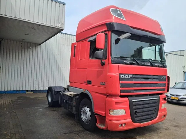 DAF XF 105 460 , Manual Gearbox , PTO , Tipper Hydraulics , Airco , Superspace Cab - Sattelzugmaschine: das Bild 4 DAF XF 105 460 , Manual Gearbox , PTO , Tipper Hydraulics , Airco , Superspace Cab - Sattelzugmaschine: das Bild 4