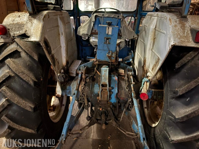 1975 FORD 4000 MED FRONTLASTER - Traktor: das Bild 4 1975 FORD 4000 MED FRONTLASTER - Traktor: das Bild 4