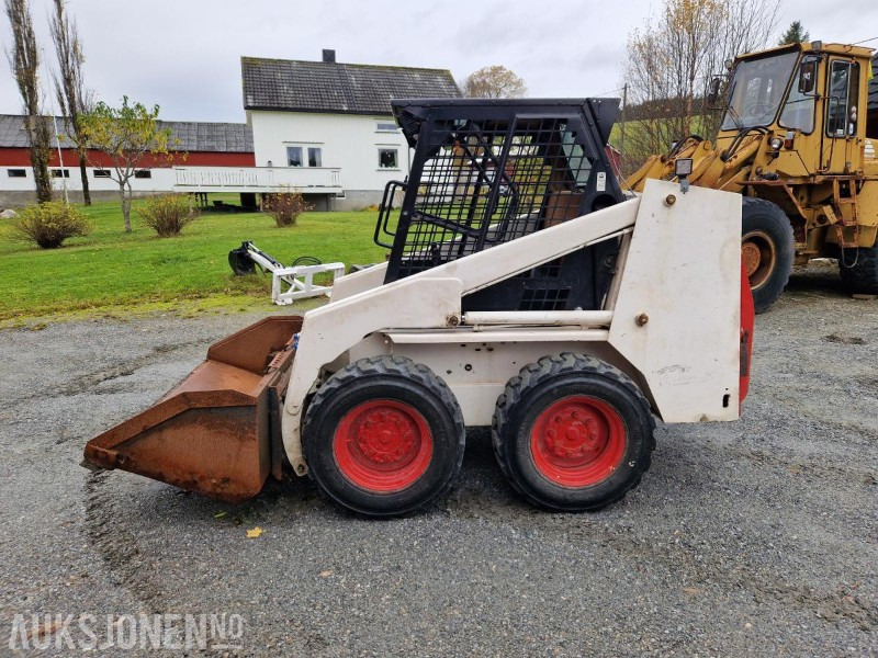 1986 Bobcat 743 kompaktlaster med mye utstyr - MVA-FRI - Kompaktlader: das Bild 1 1986 Bobcat 743 kompaktlaster med mye utstyr - MVA-FRI - Kompaktlader: das Bild 1
