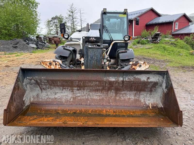 2005 Bobcat T35120SL Teleskoptruck / Teleskoplaster - 4x4x4 - avvatringssylinder - Støttelabber - Hydraulisk redskapslås - Jibb - Skuffe - 2 stk pallegafler - Teleskoplader: das Bild 2 2005 Bobcat T35120SL Teleskoptruck / Teleskoplaster - 4x4x4 - avvatringssylinder - Støttelabber - Hydraulisk redskapslås - Jibb - Skuffe - 2 stk pallegafler - Teleskoplader: das Bild 2