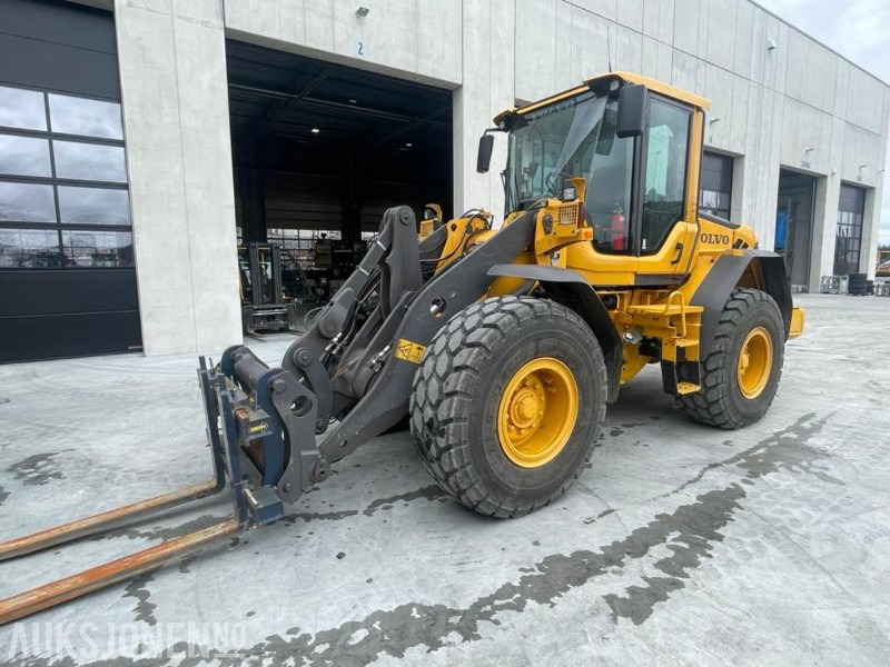 2011 VOLVO L60F HJULLASTER - SPAKSTYRING - NYE DEKK - BBS - 3-4 FUNKSJON - PALLEGAFLER - SKUFFE - KAMERA - MYE PÅKOSTET! - Radlader: das Bild 1 2011 VOLVO L60F HJULLASTER - SPAKSTYRING - NYE DEKK - BBS - 3-4 FUNKSJON - PALLEGAFLER - SKUFFE - KAMERA - MYE PÅKOSTET! - Radlader: das Bild 1
