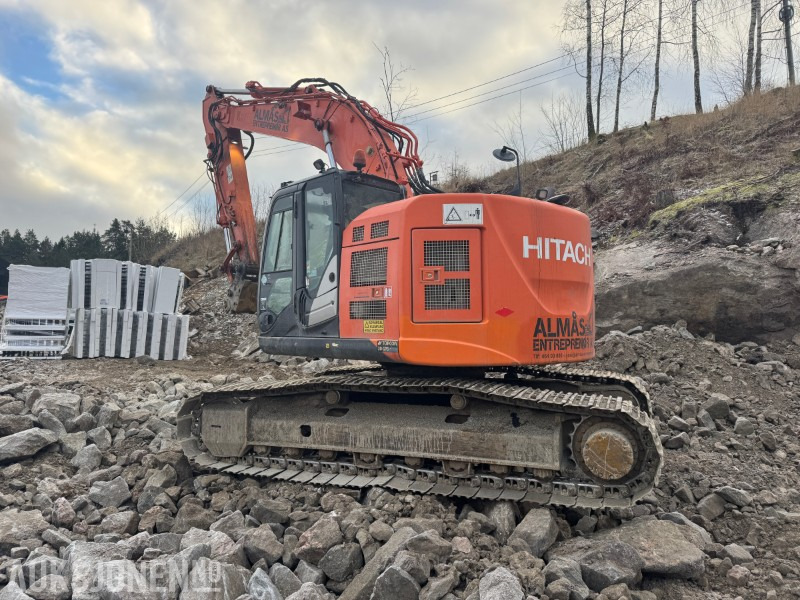 2014 Hitachi ZX225USLC-5B Beltegraver med tiltrotator og pusseskuffe - Bagger: das Bild 5 2014 Hitachi ZX225USLC-5B Beltegraver med tiltrotator og pusseskuffe - Bagger: das Bild 5