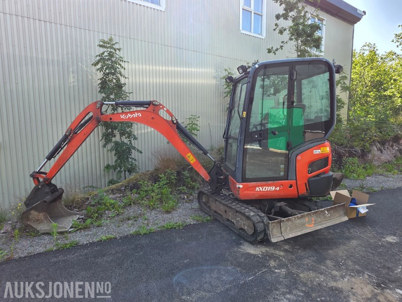 2015 Kubota KX019-4 Minigraver med grave og pusseskuff - Minibagger: das Bild 2 2015 Kubota KX019-4 Minigraver med grave og pusseskuff - Minibagger: das Bild 2