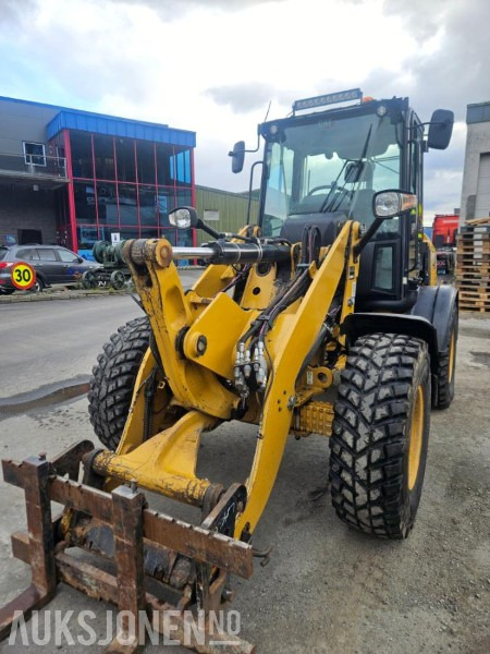 2020 Cat 908M 1.3m3 Skuffe. Pallegaffel - Radlader: das Bild 1 2020 Cat 908M 1.3m3 Skuffe. Pallegaffel - Radlader: das Bild 1