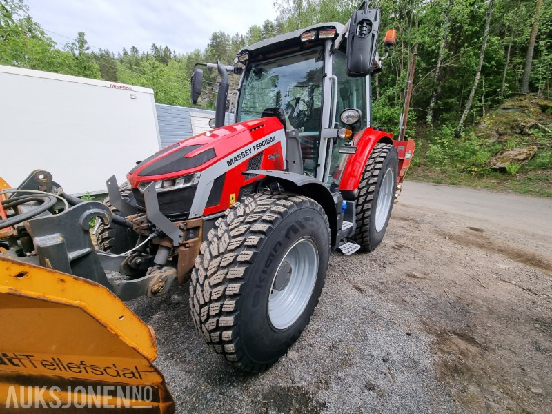 2022 Massey Ferguson 5S.145 traktor med Strøkasse og V-plog - Traktor: das Bild 1 2022 Massey Ferguson 5S.145 traktor med Strøkasse og V-plog - Traktor: das Bild 1