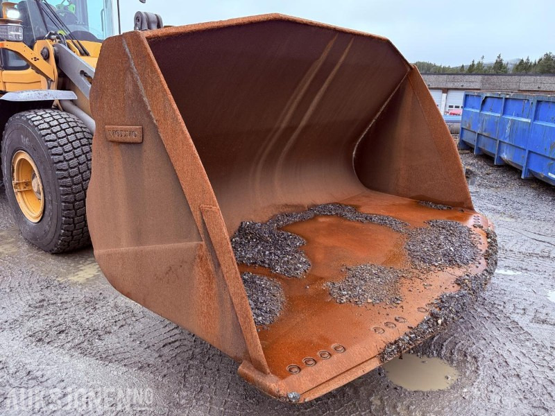 2014 Volvo Skuffe m/Stor BM hurtigfeste og slitedel - Rep.objekt - Anbauteil für Baumaschine: das Bild 3 2014 Volvo Skuffe m/Stor BM hurtigfeste og slitedel - Rep.objekt - Anbauteil für Baumaschine: das Bild 3