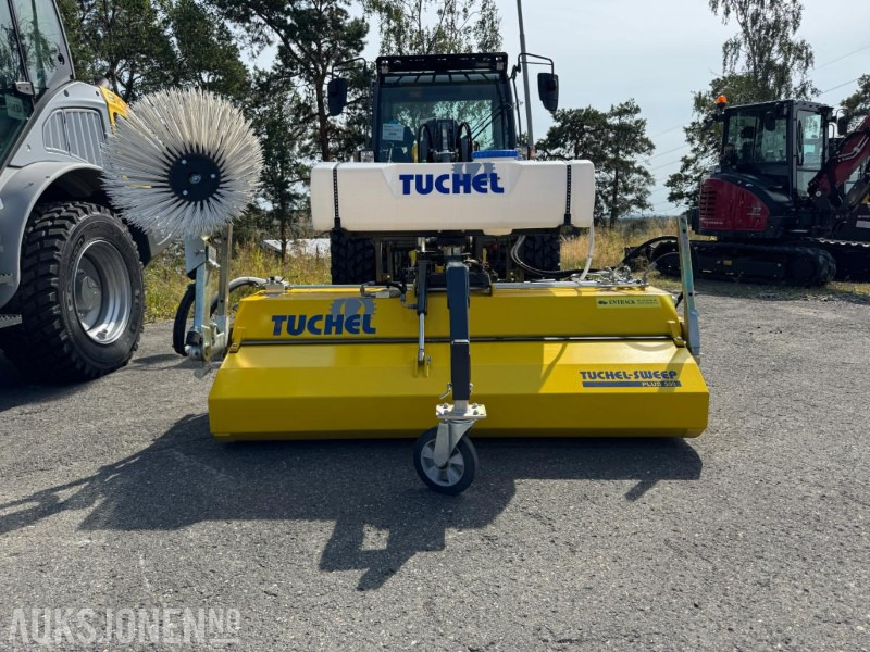 2024 Andre Tuchel-Sweep PLUS 590 – ny kostemaskin med vanntank, sidebørste og Kramer-feste - Anbauteil für Baumaschine: das Bild 1 2024 Andre Tuchel-Sweep PLUS 590 – ny kostemaskin med vanntank, sidebørste og Kramer-feste - Anbauteil für Baumaschine: das Bild 1