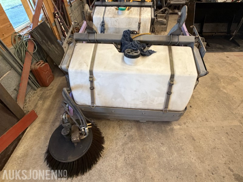 Holms 300/2,2 feiekost med vanntank MED BM FESTE - Anbauteil für Baumaschine: das Bild 4 Holms 300/2,2 feiekost med vanntank MED BM FESTE - Anbauteil für Baumaschine: das Bild 4