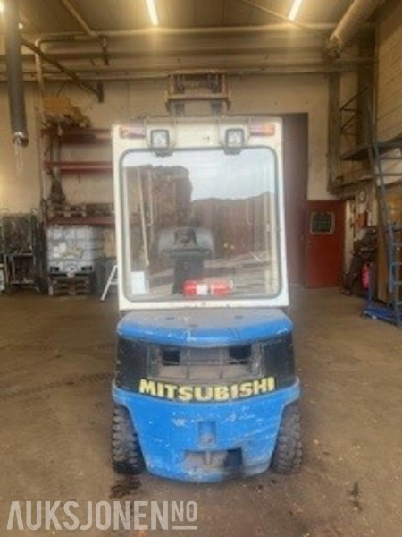 1984 Mitsubishi FD25 2.5 tonns dieseltruck med lukket førerhus - Flurförderzeug: das Bild 2 1984 Mitsubishi FD25 2.5 tonns dieseltruck med lukket førerhus - Flurförderzeug: das Bild 2