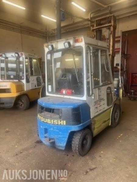 1984 Mitsubishi FD25 2.5 tonns dieseltruck med lukket førerhus - Flurförderzeug: das Bild 3 1984 Mitsubishi FD25 2.5 tonns dieseltruck med lukket førerhus - Flurförderzeug: das Bild 3
