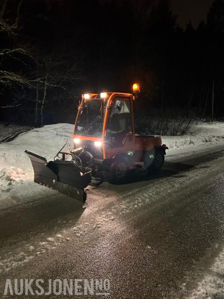 2002 Holder C240 Traktorregistrert redskapsbærer med kost, brøyteskjær og strøer - Kommunal-/ Sonderfahrzeug: das Bild 5 2002 Holder C240 Traktorregistrert redskapsbærer med kost, brøyteskjær og strøer - Kommunal-/ Sonderfahrzeug: das Bild 5