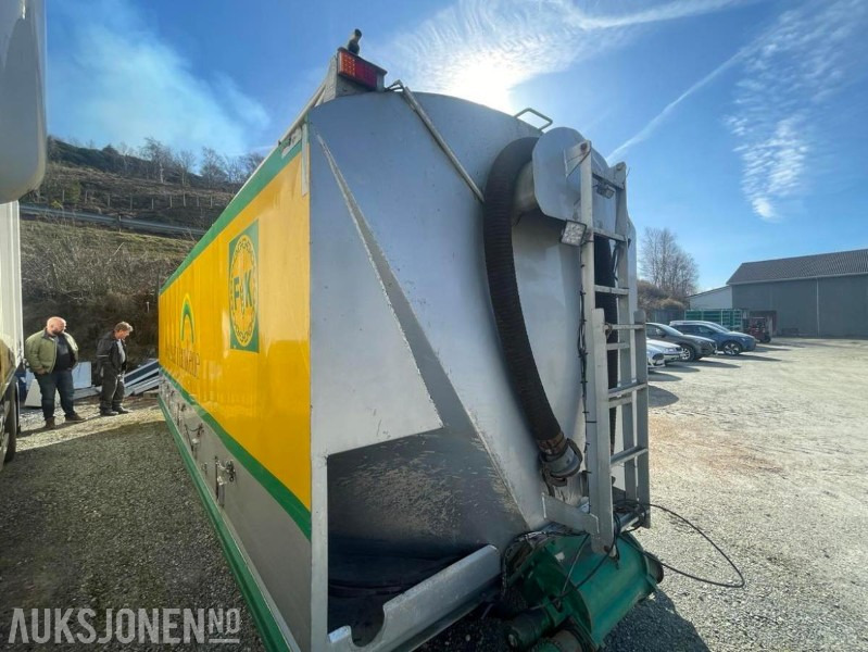 2005 Tank til mel og korn - Bulk-transport - 35 000 liter - Tipp kydraulikk - 7 rom - Kamera - Sluser - Hjelperamme. - LKW: das Bild 4 2005 Tank til mel og korn - Bulk-transport - 35 000 liter - Tipp kydraulikk - 7 rom - Kamera - Sluser - Hjelperamme. - LKW: das Bild 4
