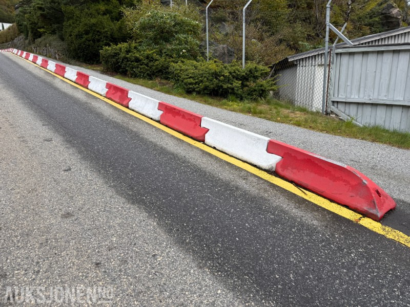 Trafikk-/veibarrierar (modulbasert) i kompositt ca 600 stk - Baugeräte: das Bild 1 Trafikk-/veibarrierar (modulbasert) i kompositt ca 600 stk - Baugeräte: das Bild 1