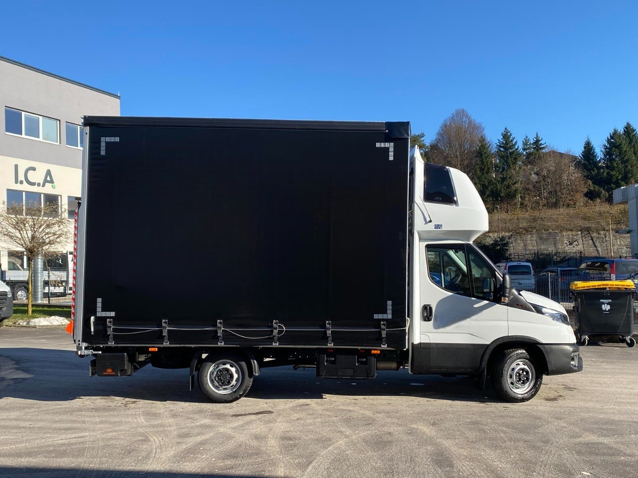 IVECO DAILY 35S18HP D30C | PRITSCHE PLANE + SCHLAFKABINE + LADERAMPE - Planen Transporter: das Bild 2 IVECO DAILY 35S18HP D30C | PRITSCHE PLANE + SCHLAFKABINE + LADERAMPE - Planen Transporter: das Bild 2