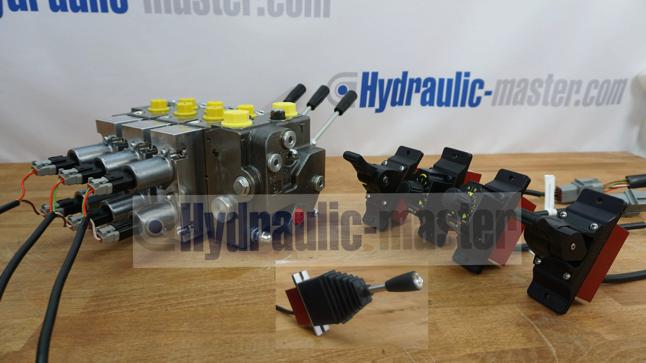 Full proportional valve 3 sections SPV 20-120 l/min 12 or 24 V plug and play det also available with Walvoil DPX100 - Frontlader für Traktor für LKW: das Bild 1 Full proportional valve 3 sections SPV 20-120 l/min 12 or 24 V plug and play det also available with Walvoil DPX100 - Frontlader für Traktor für LKW: das Bild 1