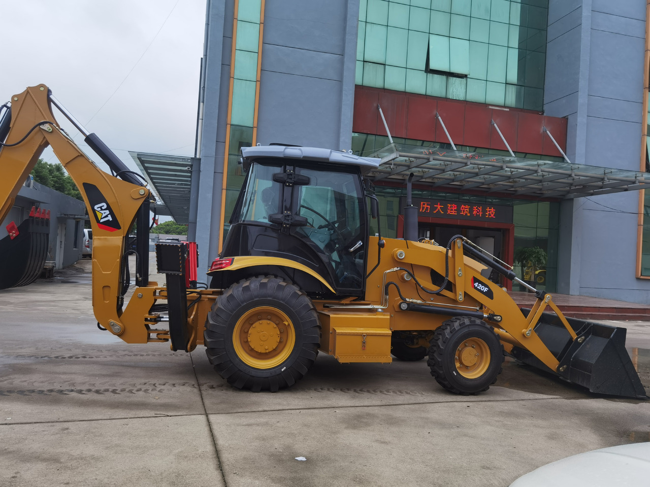 CAT 420F Backhoe Loader - Baggerlader: das Bild 1 CAT 420F Backhoe Loader - Baggerlader: das Bild 1