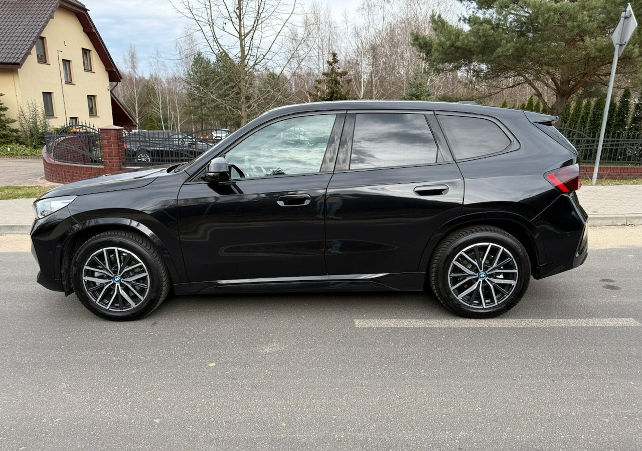 BMW X1 iX1 iX1 xDrive30 313KM M-Sport H/K Panorama AdaptiveLed Masaże Kam360 - SUV/ Geländewagen: das Bild 2 BMW X1 iX1 iX1 xDrive30 313KM M-Sport H/K Panorama AdaptiveLed Masaże Kam360 - SUV/ Geländewagen: das Bild 2