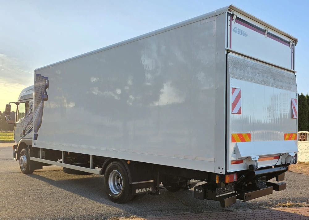 MAN TGM 15.290 / TGL / KONTENER / IZOTERMA / WINDA / KLIMA POSTOJOWA / 2019R / EURO 6 / PEŁEN SERWIS / 8200KG ŁADOWNOŚĆ / SPROWADZONY / ZADBANY / JAK NOWY / KSIĄŻKA SERWISOWA / E6 / 18 PALET - Koffer LKW: das Bild 4 MAN TGM 15.290 / TGL / KONTENER / IZOTERMA / WINDA / KLIMA POSTOJOWA / 2019R / EURO 6 / PEŁEN SERWIS / 8200KG ŁADOWNOŚĆ / SPROWADZONY / ZADBANY / JAK NOWY / KSIĄŻKA SERWISOWA / E6 / 18 PALET - Koffer LKW: das Bild 4