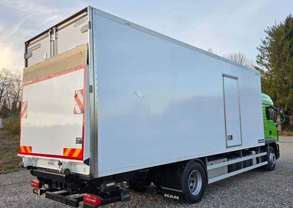 MAN TGM 18.320 / 18.290 / 15.290 / IZOTERMA / WINDA / 19PALET / E6 / 08.2018 / LIFT / SPROWADZONY / AUTOMAT / SYPIALKA / PIERWSZY WŁAŚCICIEL / BOCZNE DRZWI / STAN BARDZO DOBRY - Kühlkoffer LKW: das Bild 4 MAN TGM 18.320 / 18.290 / 15.290 / IZOTERMA / WINDA / 19PALET / E6 / 08.2018 / LIFT / SPROWADZONY / AUTOMAT / SYPIALKA / PIERWSZY WŁAŚCICIEL / BOCZNE DRZWI / STAN BARDZO DOBRY - Kühlkoffer LKW: das Bild 4