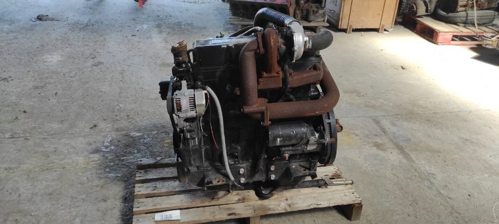 Yanmar 4TNE100 - Motor für Landmaschine: das Bild 2 Yanmar 4TNE100 - Motor für Landmaschine: das Bild 2