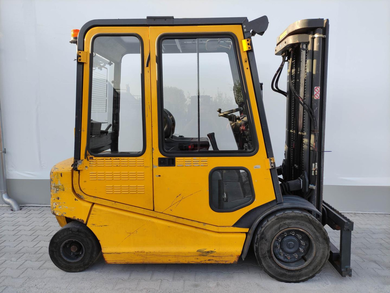 OM-Pimespo XE40 - Elektrostapler: das Bild 2 OM-Pimespo XE40 - Elektrostapler: das Bild 2
