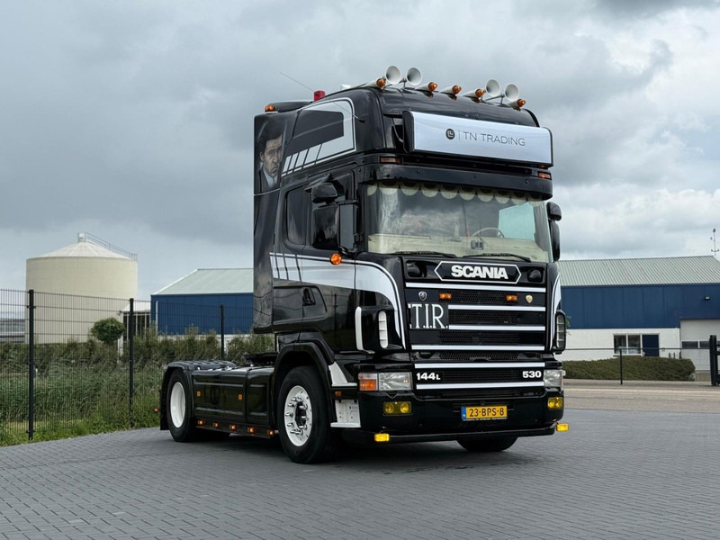 Scania R 144 530 SHOW TRUCK, INTERIEUR, OPEN UITLAAT, HOBBY, TOP. - Sattelzugmaschine: das Bild 1 Scania R 144 530 SHOW TRUCK, INTERIEUR, OPEN UITLAAT, HOBBY, TOP. - Sattelzugmaschine: das Bild 1