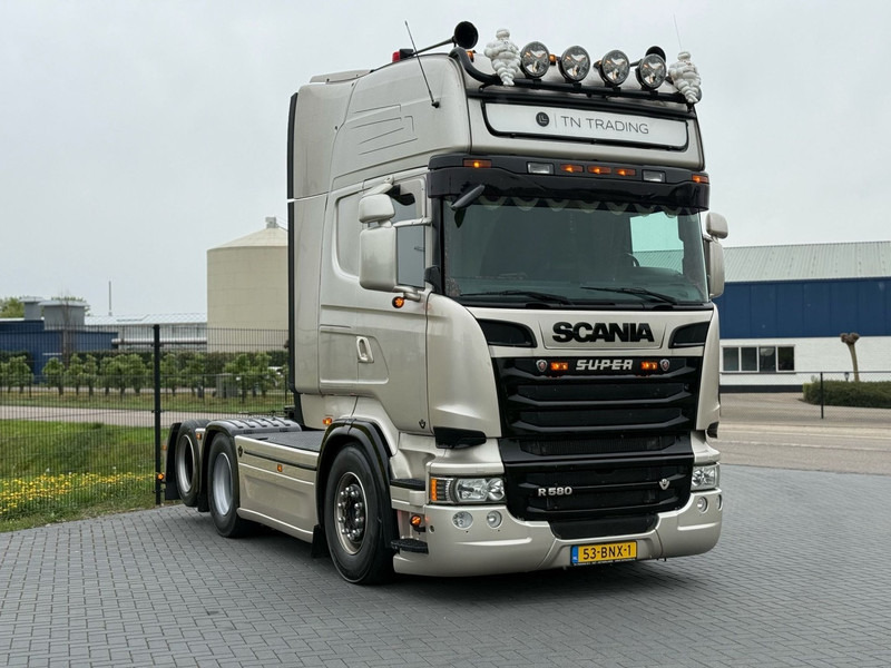 Scania R 580 SHOWTRUCK, VOLLUCHT, VOL SPOILER, RETARDER, SCHUIFSCHOTEL. - Sattelzugmaschine: das Bild 1 Scania R 580 SHOWTRUCK, VOLLUCHT, VOL SPOILER, RETARDER, SCHUIFSCHOTEL. - Sattelzugmaschine: das Bild 1