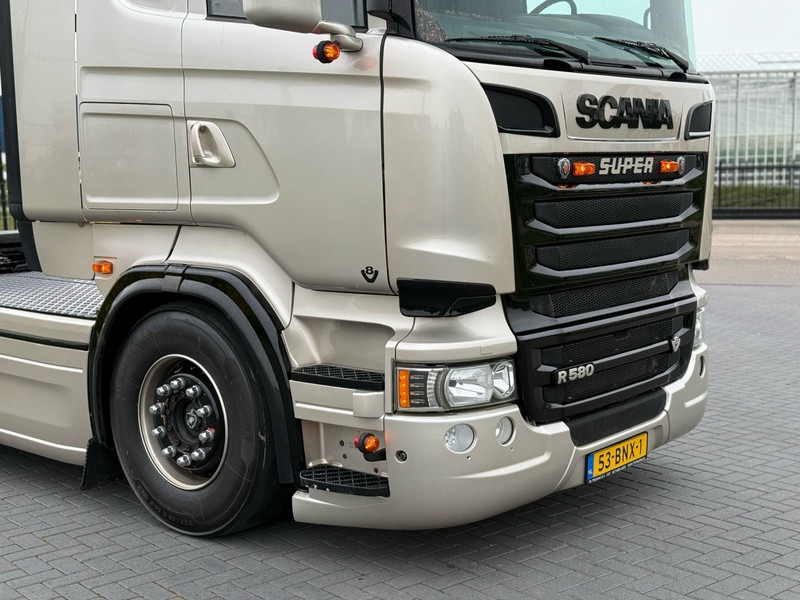 Scania R 580 SHOWTRUCK, VOLLUCHT, VOL SPOILER, RETARDER, SCHUIFSCHOTEL. - Sattelzugmaschine: das Bild 2 Scania R 580 SHOWTRUCK, VOLLUCHT, VOL SPOILER, RETARDER, SCHUIFSCHOTEL. - Sattelzugmaschine: das Bild 2