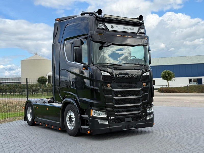 Scania S520 V8 NGS EURO 6D, VOLLUCHT, RETARDER, 6 PUNTS LUCHTVERING, LEER, ALCOA. - Sattelzugmaschine: das Bild 1 Scania S520 V8 NGS EURO 6D, VOLLUCHT, RETARDER, 6 PUNTS LUCHTVERING, LEER, ALCOA. - Sattelzugmaschine: das Bild 1