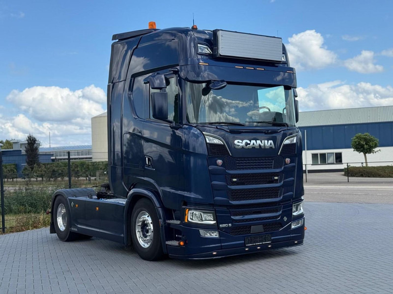 Scania S520 VOLLUCHT, ALCOA, 6 LUCHT BALGEN, LEER. - Sattelzugmaschine: das Bild 1 Scania S520 VOLLUCHT, ALCOA, 6 LUCHT BALGEN, LEER. - Sattelzugmaschine: das Bild 1