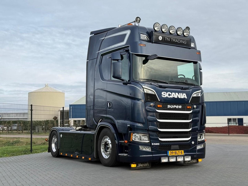 Scania S520 VOLLUCHT, RETARDER, LEATHER, ALCOA, 9 TONS VOORAS, TACHO 2. - Sattelzugmaschine: das Bild 1 Scania S520 VOLLUCHT, RETARDER, LEATHER, ALCOA, 9 TONS VOORAS, TACHO 2. - Sattelzugmaschine: das Bild 1