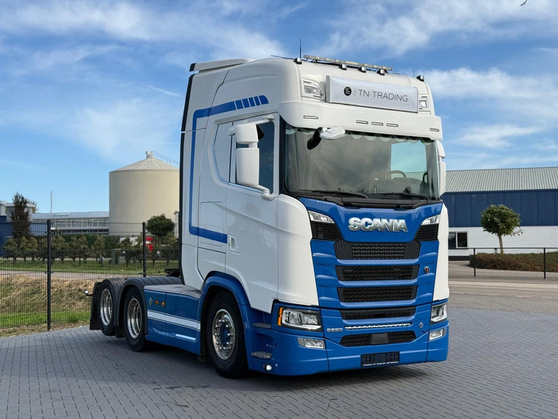 Scania S650 V8 NGS 2.95WB, PTO VOORBEREIDING, VOLLUCHT, KING OF THE ROAD, RETARDER, LEER. - Sattelzugmaschine: das Bild 1 Scania S650 V8 NGS 2.95WB, PTO VOORBEREIDING, VOLLUCHT, KING OF THE ROAD, RETARDER, LEER. - Sattelzugmaschine: das Bild 1