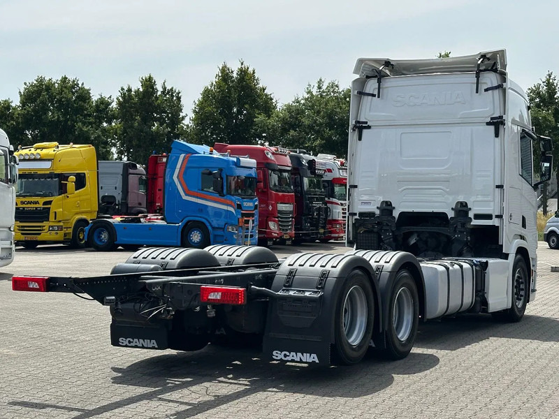 Scania R660 V8 6x4 or 6x2 Chassis with Lift-Axle / Retarder / Wb 4.75 / Full Air - Fahrgestell LKW: das Bild 3 Scania R660 V8 6x4 or 6x2 Chassis with Lift-Axle / Retarder / Wb 4.75 / Full Air - Fahrgestell LKW: das Bild 3